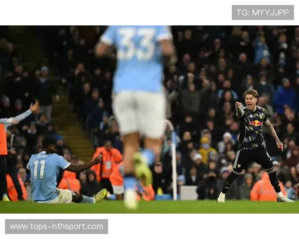 曼城角球二次进攻，福登凌空扫射破网