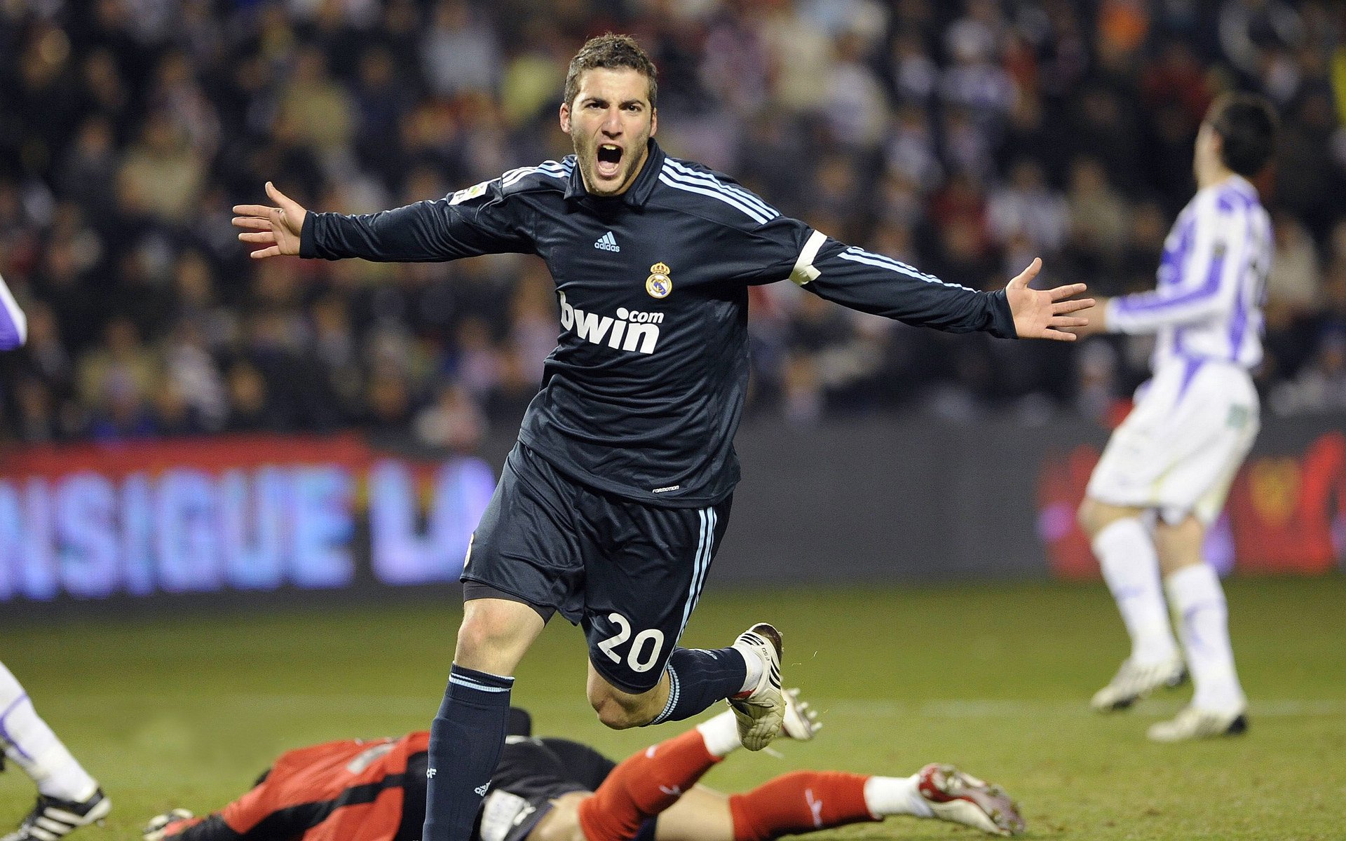 英超球队利用GPS数据调整赛中跑动策略的实践，英超一场比赛跑动距离